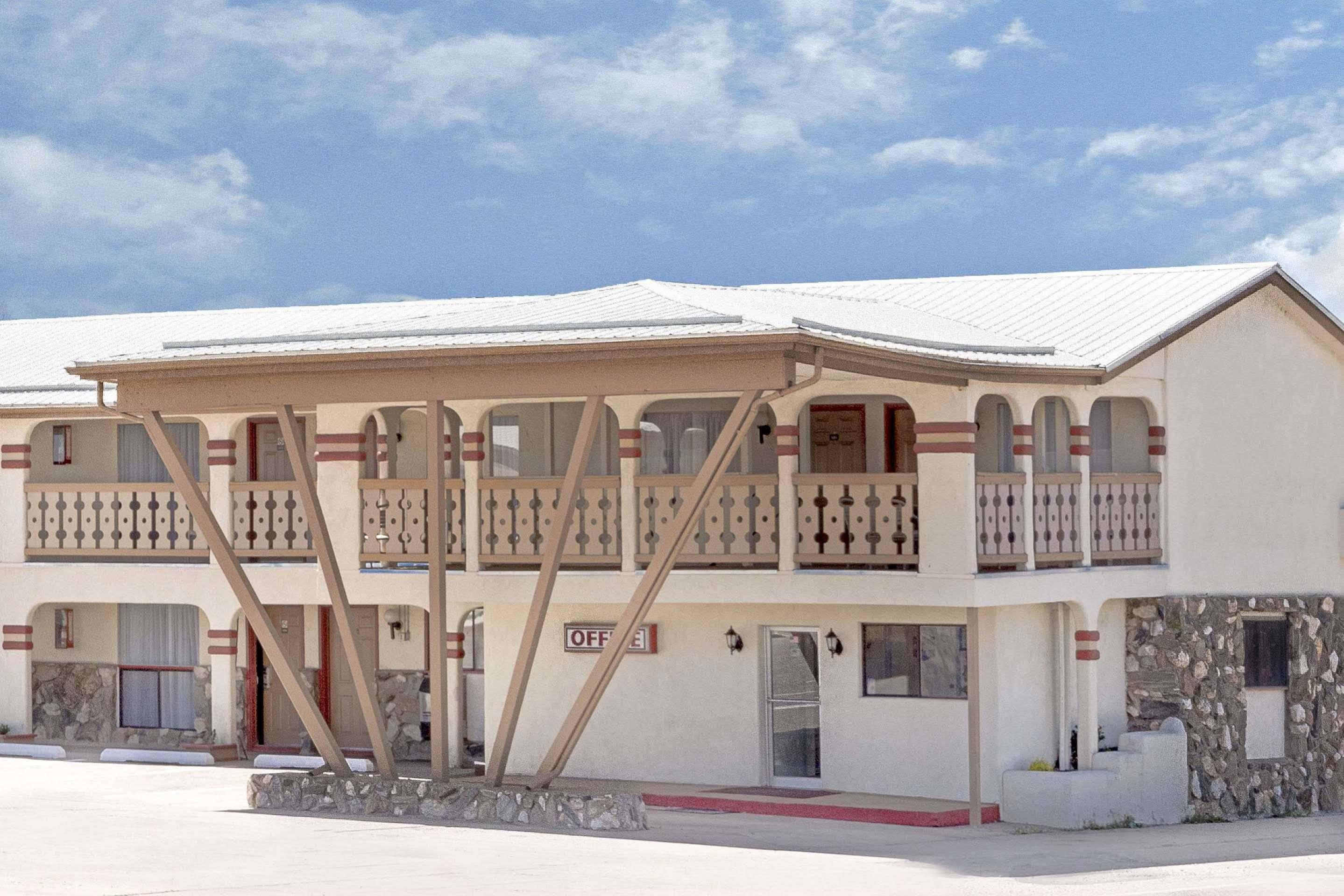 Travelodge By Wyndham Las Vegas Nm Exterior foto
